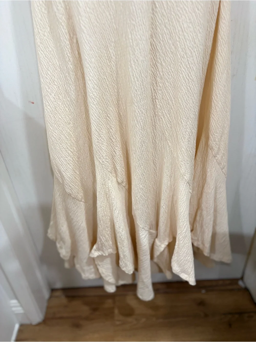 Cream Flowing bone Ruffle-Hem Skirt